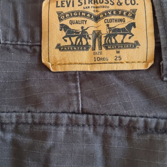 6/$20 Levi's boys' short (sz 10) - Picture 3 of 5